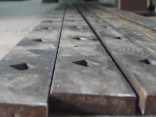 Servicio de punzonado de planchuela, puntas forjadas, aros y retorcidos